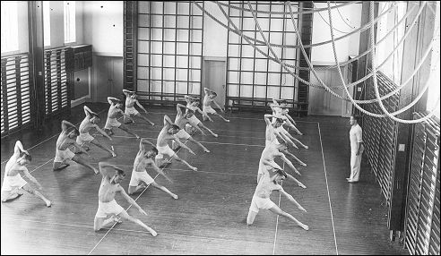 Mændene gør gymnastik i gymnastiksalen i 1928