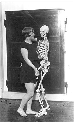 Eleven gør danseøvelser med et skelet